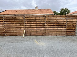 Pose palissade panneaux bois